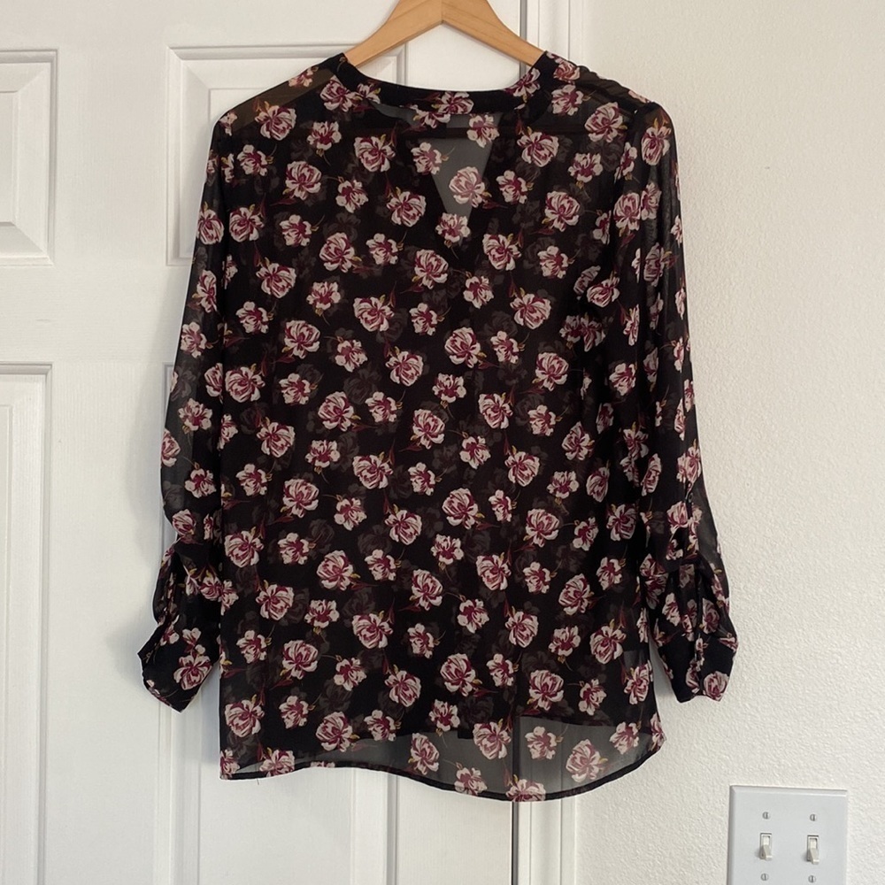 Ann Taylor Factory floral blouse with button and pleated front. - Picture 15 of 15